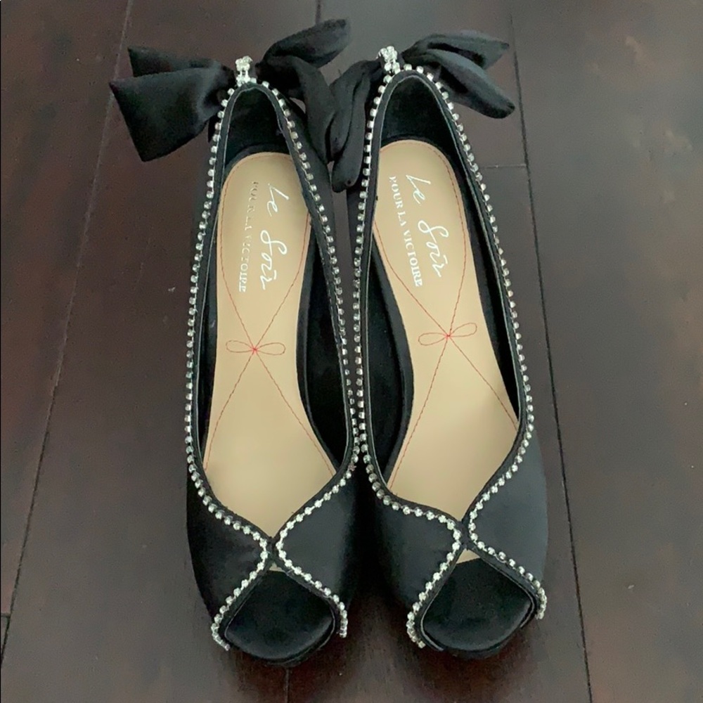 Le Soir Pour La Victoire Satin heels